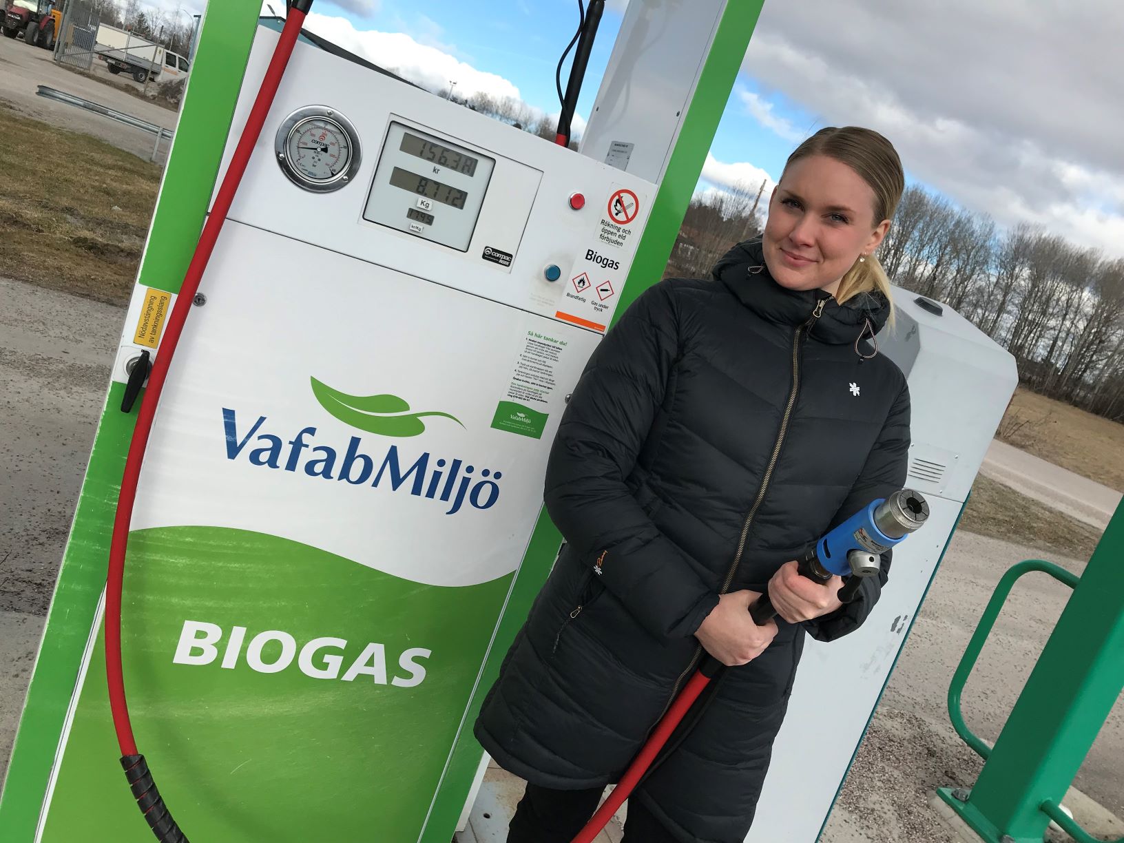 Linn Hemlin vid biogaspump.